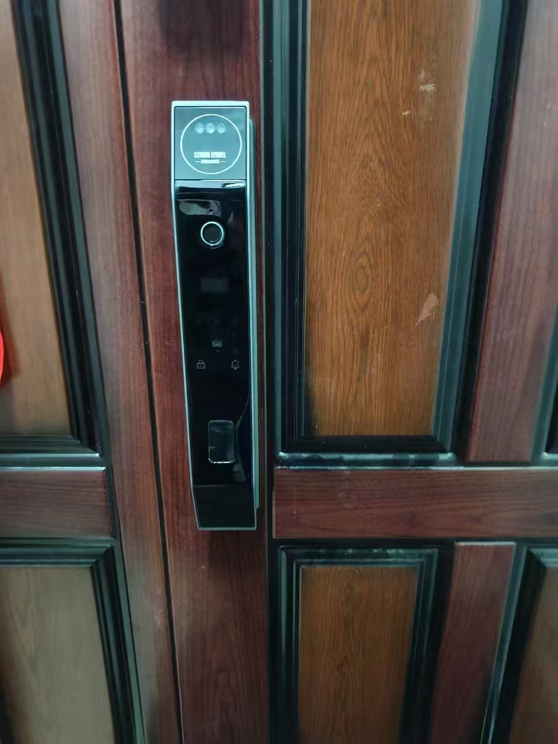 自贡市换锁 - 开指纹锁 - 换锁师傅教正确使用