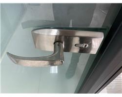 客村维修玻璃门电话 客村玻璃门更换地弹簧更换门夹