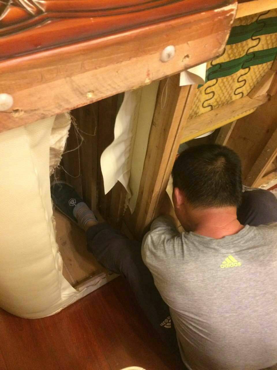 专业技工上门维修,皮沙发换皮,局部换皮,清洗上色,皮沙发翻新,皮沙发