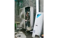 深圳市盐田大梅沙大金空调闪灯维修 清洗保养 加雪种 电话