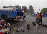 江阴工人疏通排水管道 保证汛期雨水畅通