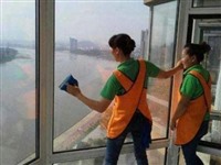 李沧区预约擦窗户玻璃 家庭保洁服务大姐