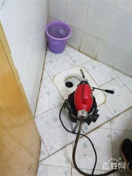 马桶堵了如何自己快速疏通地漏堵了有什么好方法疏通