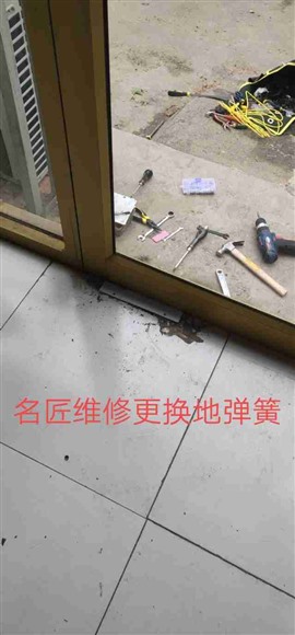 临沂市本地师傅专业修玻璃门肯德基门维修木门