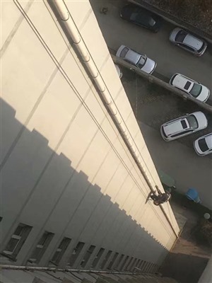 西安航天城曲江新区外墙飘窗防水维修专业蜘蛛人