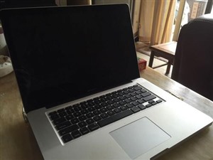 天津苹果笔记本正常启动显示器却黑屏？是什么故障问题？
