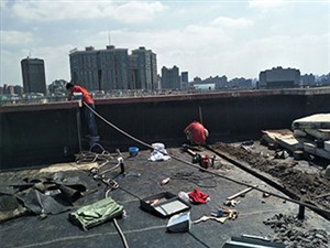 兰州屋顶漏水维修｛20年质量保证｝屋顶补漏师傅