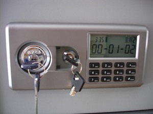洛阳保险柜钥匙打不开门怎么办？是电量不足还是机械故障？
