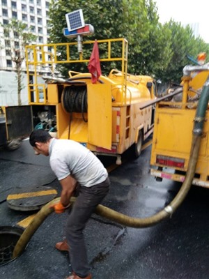 河东区春华街清理化粪池隔油池，抽化粪池污水井