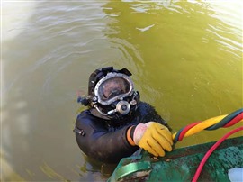 新余潜水打捞潜水员蛙人水下作业