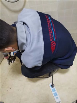 卫生间漏水，阳台漏水。客厅漏水查找漏水原因针对问题解决漏水难
