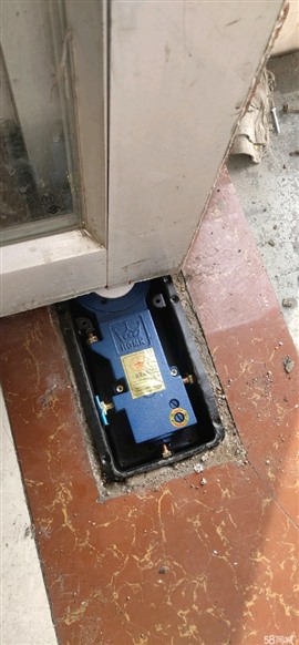 临沂三区临539修理玻璃门肯德基门换地弹簧闭门器