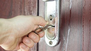 包头市保险柜防盗门换锁芯多少钱 石拐区修锁公司  
