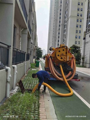 化粪池吸污车抽粪/高压清洗管道/24小时服务