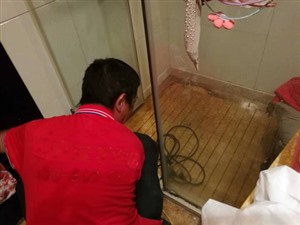 华阴卫生间渗水到楼下天花板〈免费上门〉华阴市洗手间地面渗水维修