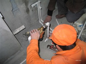 青岛24小时水管维修改造疏通下水上下水管更换马桶水龙头