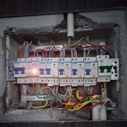 太原电工上门维修电路 更换电闸 灯具维修 穿网线
