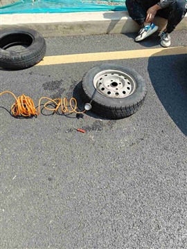 补胎搭电汽修开锁送油拖车