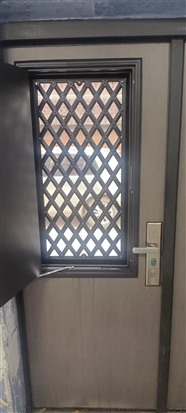 济南修门安装通风窗指南，济南防盗门改通风窗