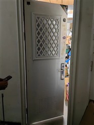 济南修门师傅，维修防盗门门框松动门扇下垂