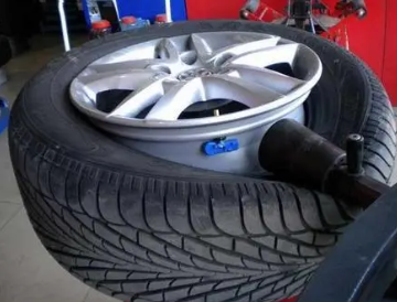 汽车轮胎被轧，哪种补胎方法*？