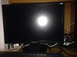 台式电脑屏幕不亮，但主机在运行是怎么回事？