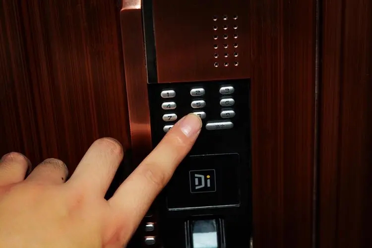 指纹锁密码指纹都失效了，打不开门该怎么办？