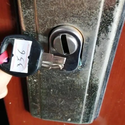 防盗门钥匙断在锁里了怎么办？